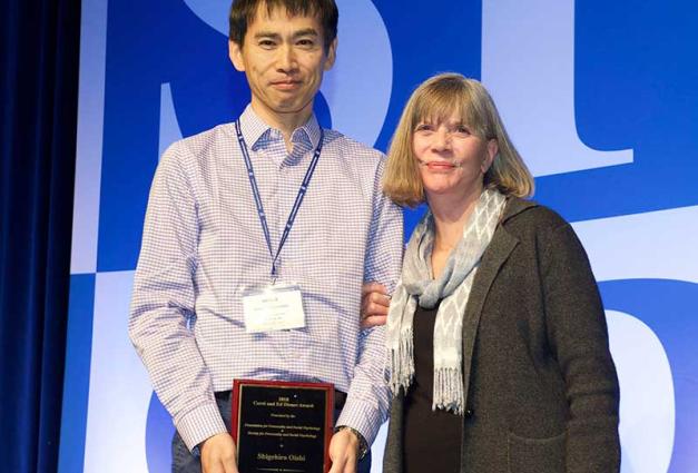 Shigehiro Oishi receives Award from Lynn Cooper