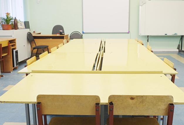 An image of an empty school classroom 